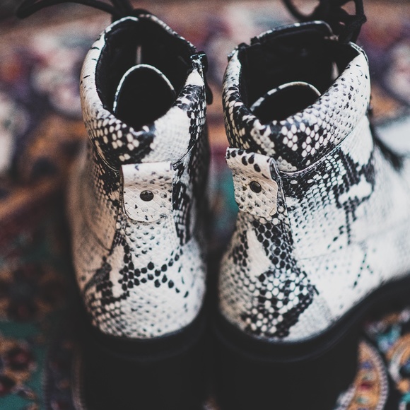 NWOT Steve Madden Snake Print Boot - Picture 3 of 3